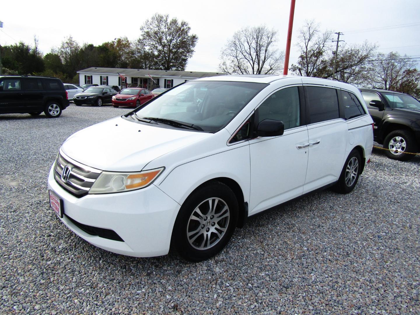 2012 WHITE /Tan Honda Odyssey (5FNRL5H68CB) , Automatic transmission, located at 15016 S Hwy 231, Midland City, AL, 36350, (334) 983-3001, 31.306210, -85.495277 - Photo#2